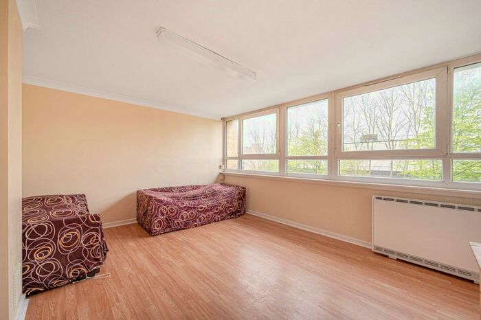 3 Bedroom Flat To Rent In Palmers Road, Arnos Grove, London, N11