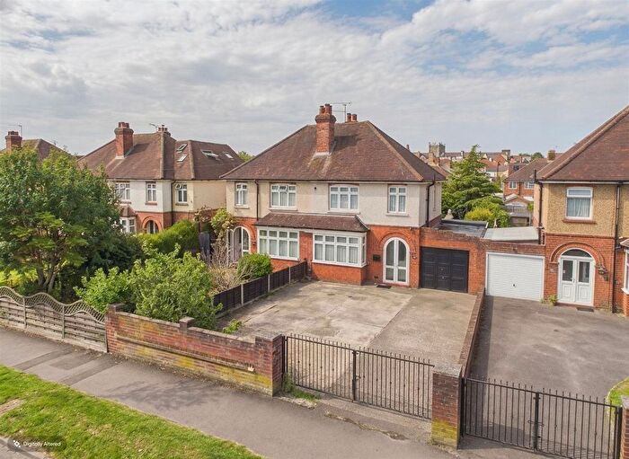 3 Bedroom Semi Detached House For Sale In St. Michaels Road, Tilehurst, Reading, RG30