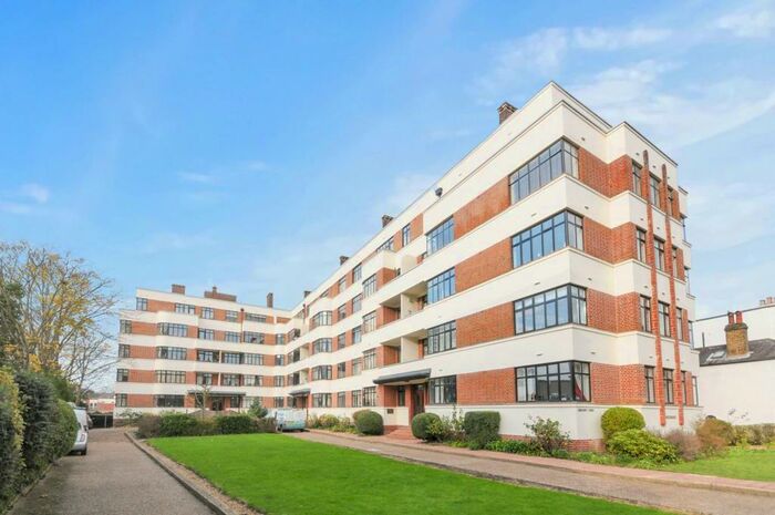 2 Bedroom Flat To Rent In The Crescent, Surbiton, KT6