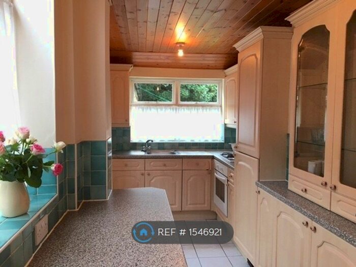 4 Bedroom Semi-Detached House To Rent In Finchley Road, Manchester, M14