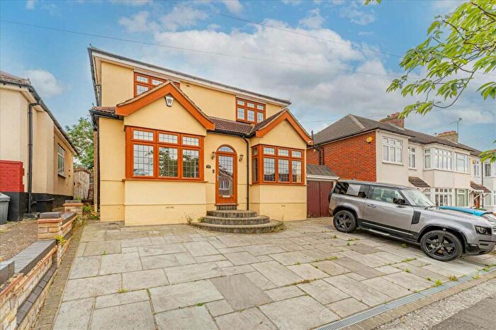 4 Bedroom Detached House For Sale In The Avenue, Hornchurch, Hornchurch, RM12