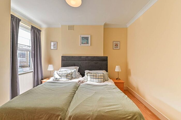 2 Bedroom Flat For Sale In Bavent Road, Camberwell, London, SE5