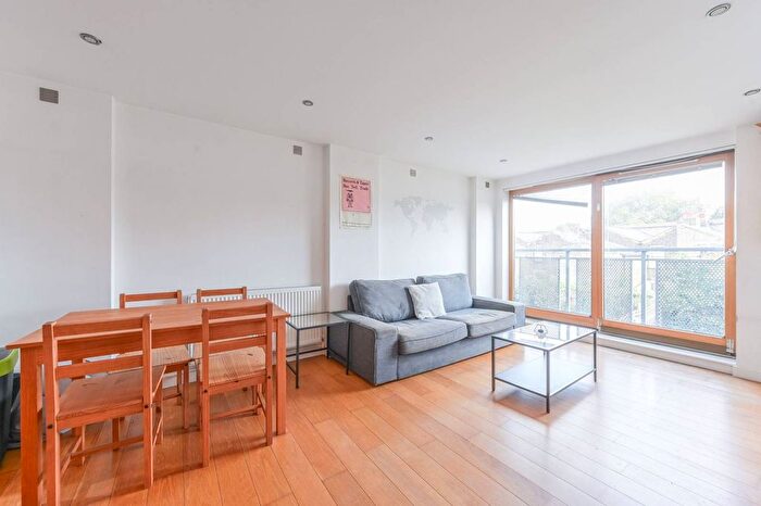 2 Bedroom Flat To Rent In Globe Road, Stepney, London, E1