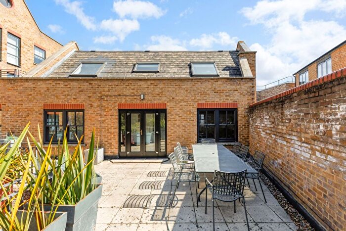 3 Bedroom Flat To Rent In Hobbs Court, Shad Thames, SE1