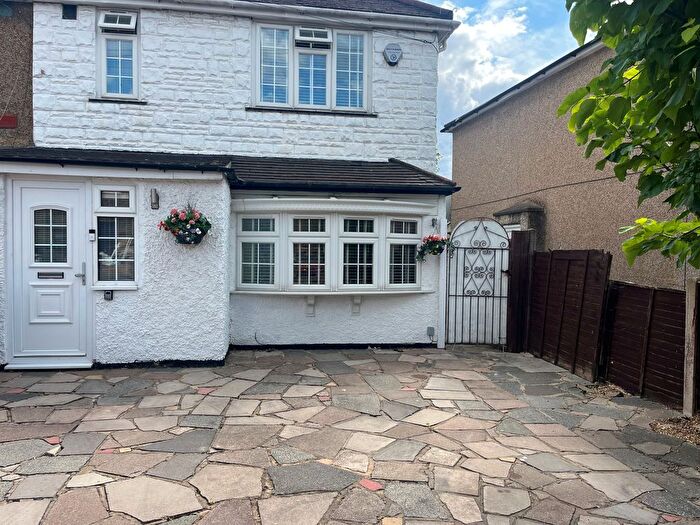6 Bedroom Property For Sale In West End Lane, Harlington, Hayes, UB3
