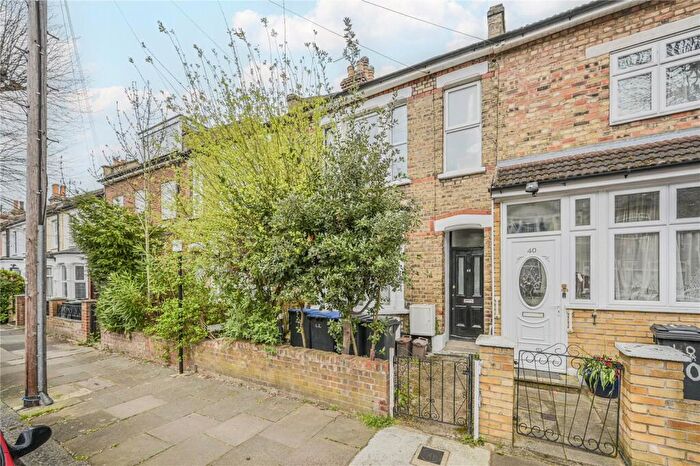 2 Bedroom Apartment For Sale In Russell Road, London, N13