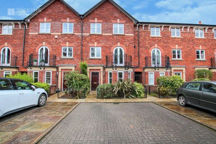 4 Bedroom Town House To Rent In Greenmount Close, Bolton, Greater Manchester, BL1