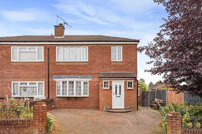 4 Bedroom Semi-Detached House For Sale In Maple Avenue, St Albans, AL3