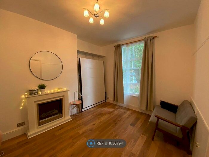 Studio To Rent In Bolingbroke Road, London, W14