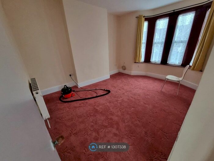 3 Bedroom Flat To Rent In Green Lane, Ilford IG3