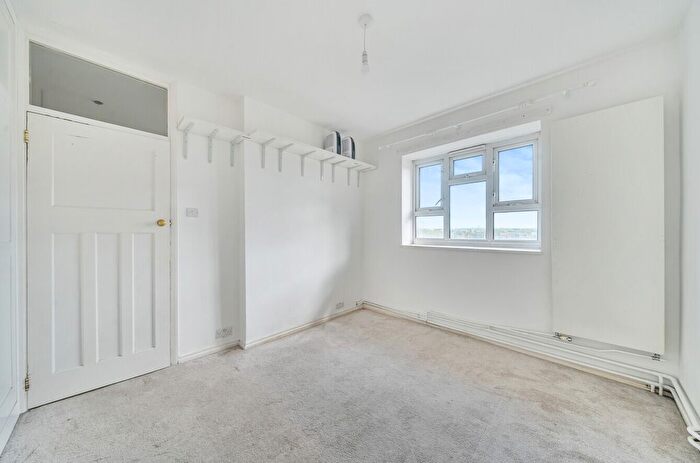 2 Bedroom Flat For Sale In Laburnum Road, Mitcham, CR4