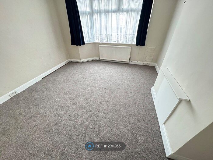 4 Bedroom Semi-Detached House To Rent In Kingsley Avenue, Hounslow, TW3