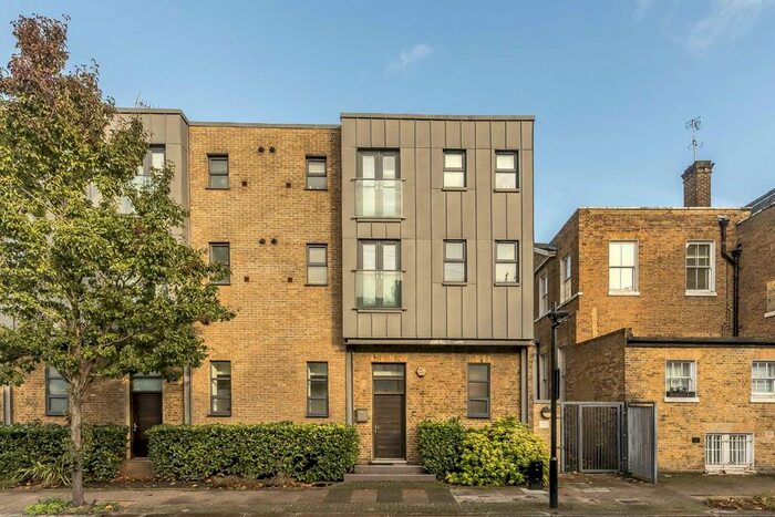 2 Bedroom Flat To Rent In Elspeth Road, London, SW11