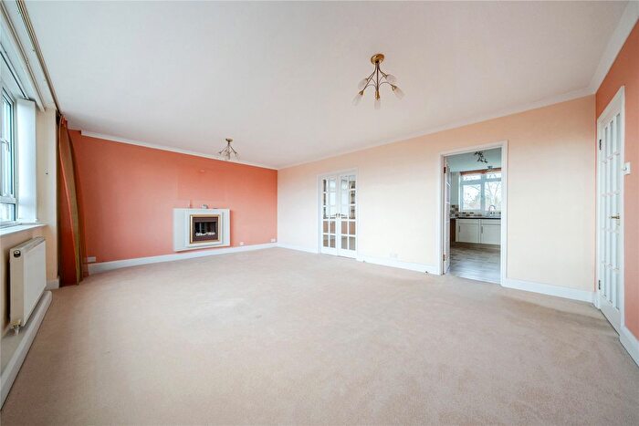 3 Bedroom Flat For Sale In Hawthorne Road, Bickley, BR1