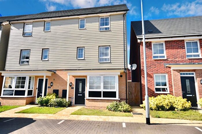 4 Bedroom Semi-Detached House To Rent In Mercury Road, Wellingborough, NN8