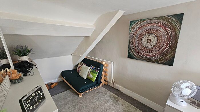 2 Bedroom Flat To Rent In Church Street, Paignton, TQ3