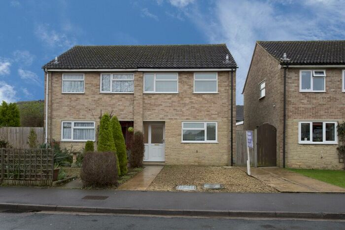 3 Bedroom Semi-Detached House To Rent In Orchard Way, Bicester, OX26