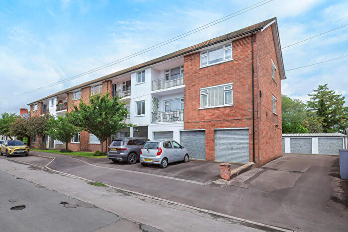 2 Bedroom Flat For Sale In Kingsland Road, Whitchurch, Cardiff, CF14