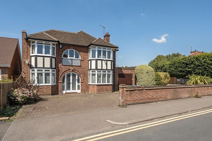 4 Bedroom Detached House For Sale In Woodstock Road North, St. Albans, AL1