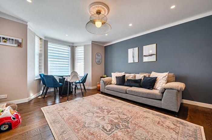 2 Bedroom Maisonette For Sale In Belmont Close, Cockfosters, Barnet, EN4