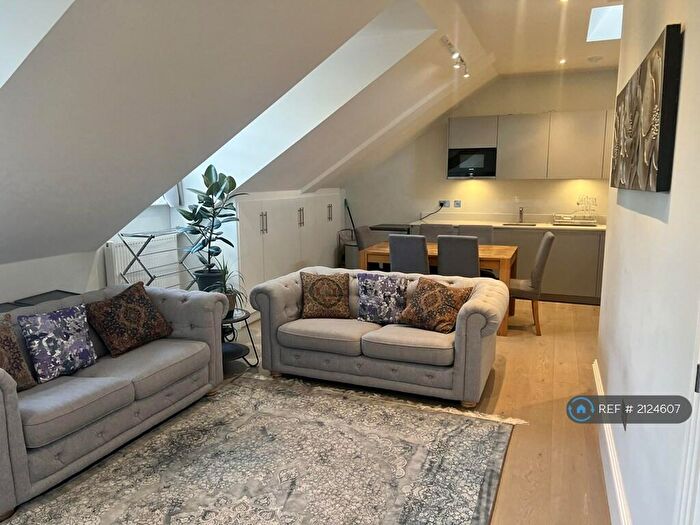 1 Bedroom Flat To Rent In The Avenue, Surbiton, KT5