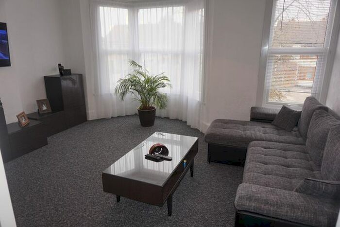 2 Bedroom Flat To Rent In Kenilworth Avenue, Walthamstow, London, E17