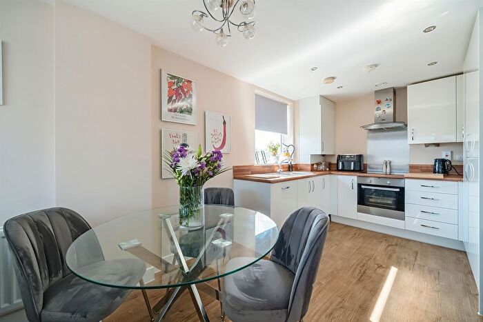 2 Bedroom Flat For Sale In Kingston Close, Maidenhead, SL6
