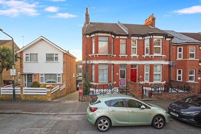 2 Bedroom Apartment For Sale In Purbeck Road, Chatham, Kent, ME4