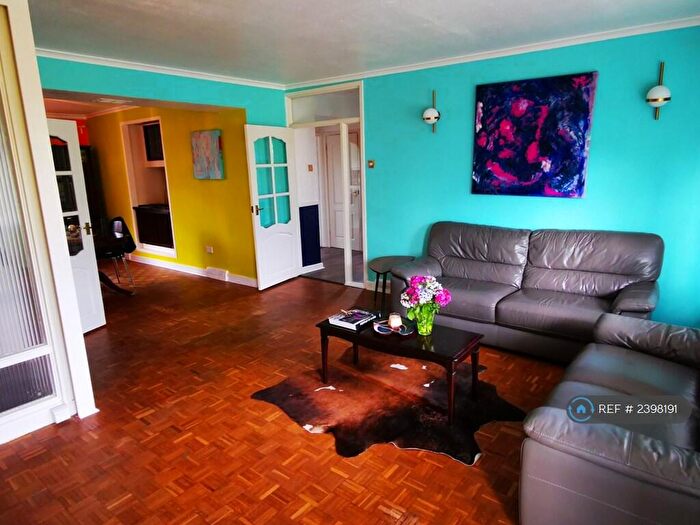 2 Bedroom Flat To Rent In Brecon Court, London, SE9