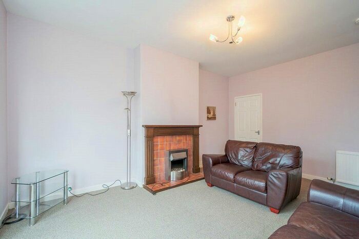 2 Bedroom Flat To Rent In Comely Bank Grove, Edinburgh, EH4