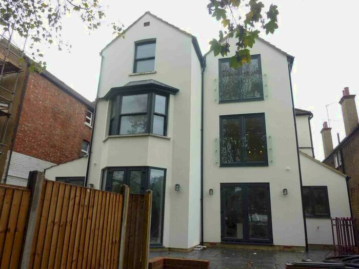 2 Bedroom Flat To Rent In Hillside Road, Bushey, WD23