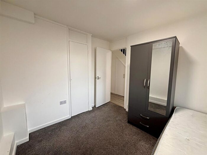 5 Bedroom Flat To Rent In Sharratt Street, London, SE15