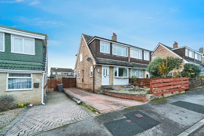 3 Bedroom Semi-Detached House For Sale In Briarlea Close, Yeadon, Leeds, LS19