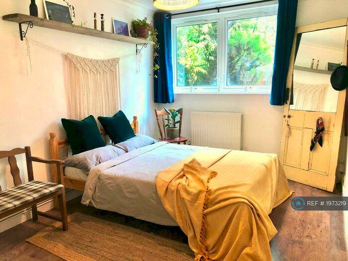 1 Bedroom Flat To Rent In St Peters Way, London, N1