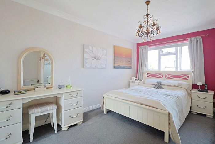 4 Bedroom Detached House For Sale In Dogwood Road, Broadstone, BH18 - Photo 10