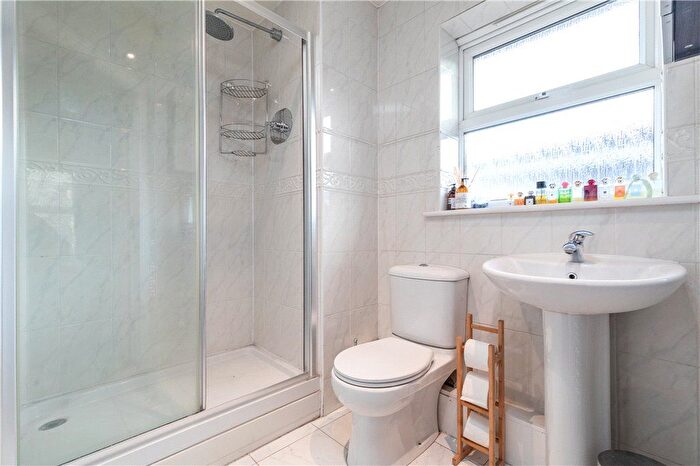 2 Bedroom Flat For Sale In Carisbrooke Road, West Park, Leeds, LS16
