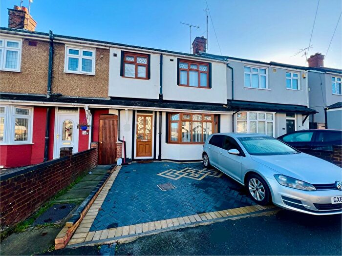 3 Bedroom Terraced House For Sale In Blundell Road, Luton, Bedfordshire, LU3