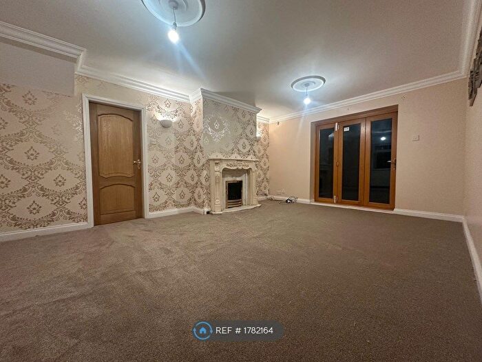 3 Bedroom Semi-Detached House To Rent In North Road, Dewsbury, WF13