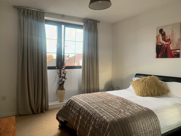 2 Bedroom Apartment To Rent In Aylesbury, HP20