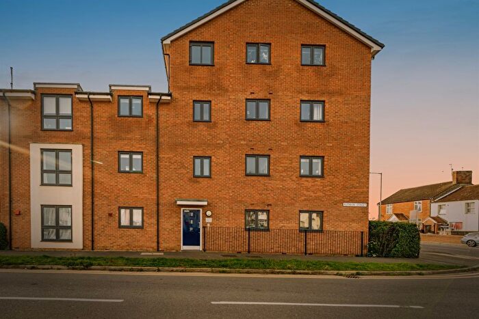 2 Bedroom Flat For Sale In Putman Street, Aylesbury, HP19