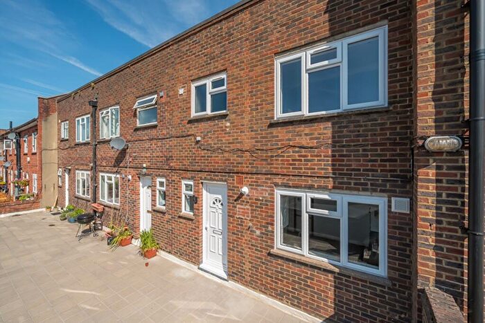 2 Bedroom Flat To Rent In Church Street Reigate, RH2