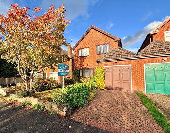 3 Bedroom Link Detached House For Sale In Littleshaw Lane, Wythall, B47