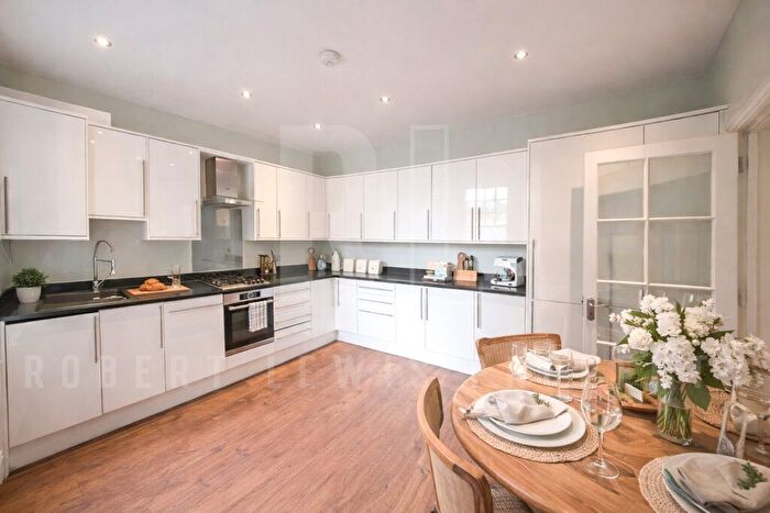 4 Bedroom Flat To Rent In Bedroom Apartment, Old Brompton Road, London, SW7
