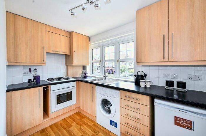 2 Bedroom Flat To Rent In Upper Elmers End Road, Beckenham, BR3