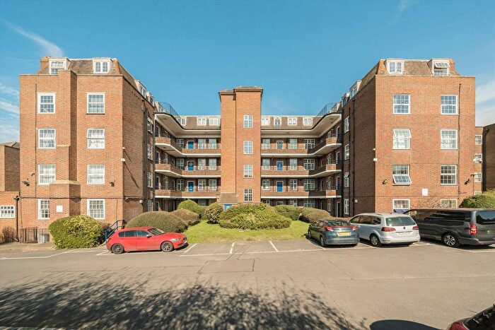 2 Bedroom Flat To Rent In Western Avenue, London, W5
