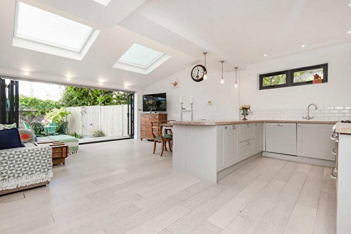 2 Bedroom Flat To Rent In Uxbridge Road, London, W12