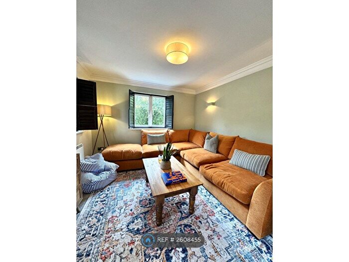 2 Bedroom Flat To Rent In Weir Pool Court, Twyford, RG10