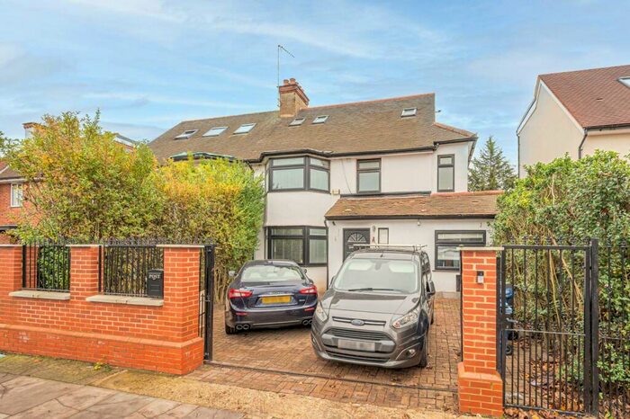 3 Bedroom Flat To Rent In The Vale, Temple Fortune, London, NW11