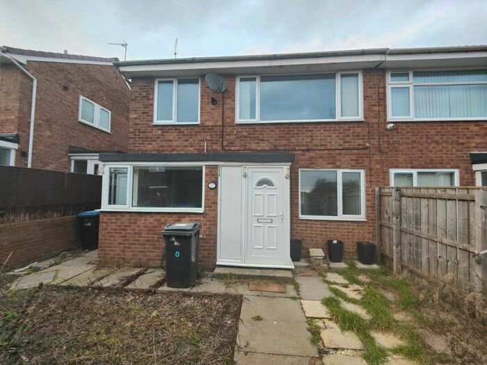 3 Bedroom Town House To Rent In Gairloch Drive, Chester Le Street, DH2