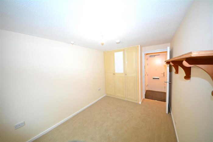 1 Bedroom Apartment For Sale In Stokes Court, East Finchley, N2